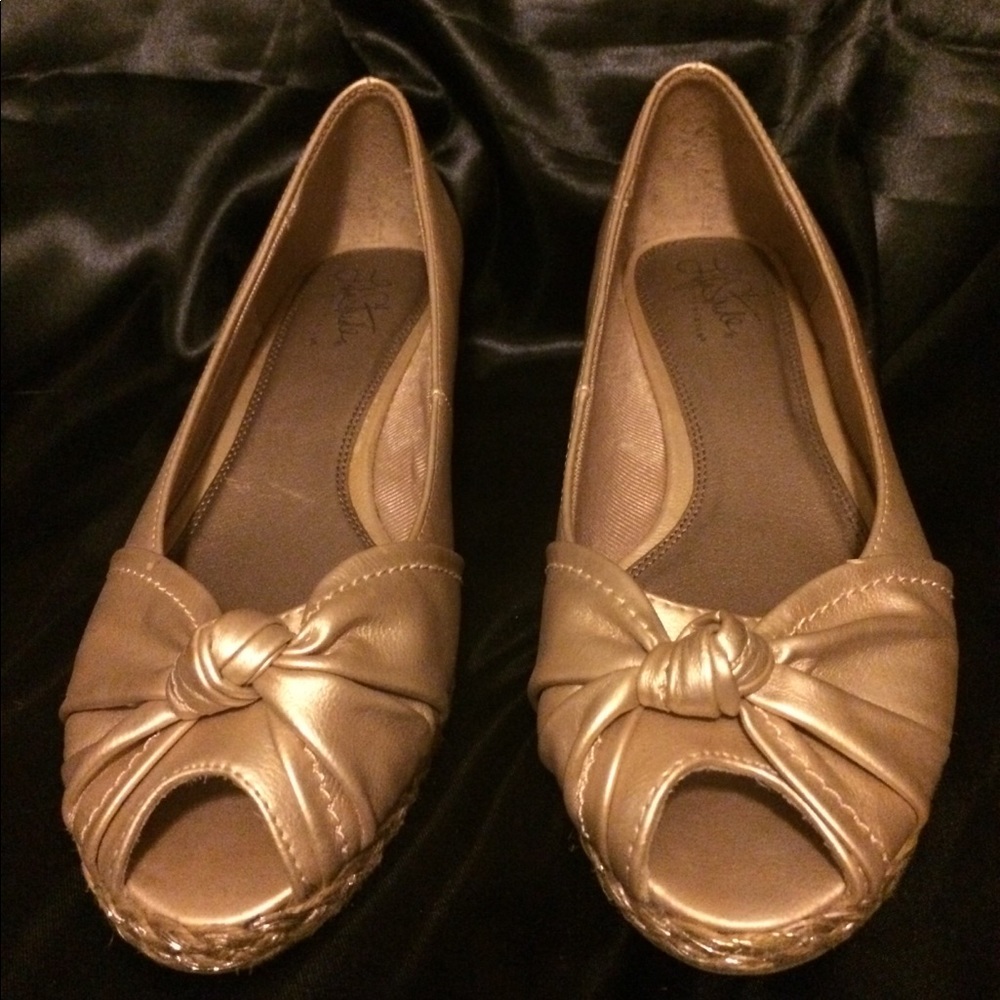 Zapatos dorados, tacón seguido.